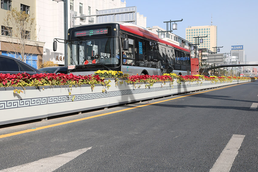 城市道路花箱因文化而璀璨光亮